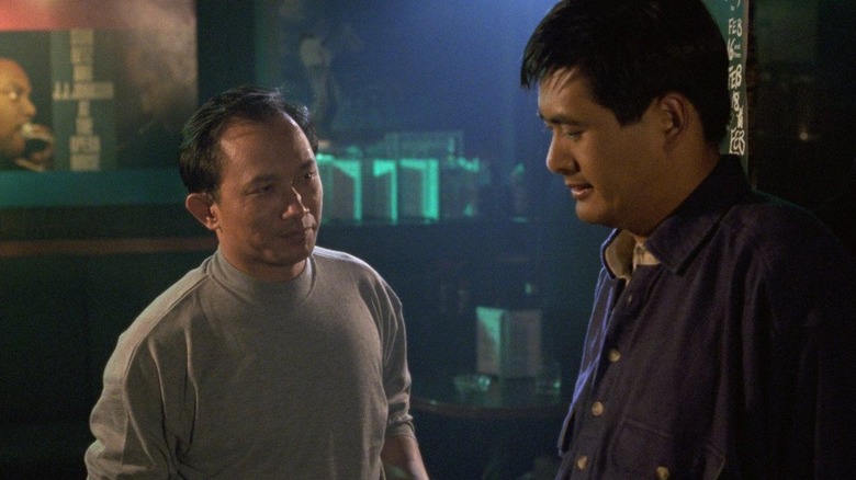 John Woo în cameo-ul regizorului său vorbind cu Tequila lui Chow Yun-fat în Hard Boiled