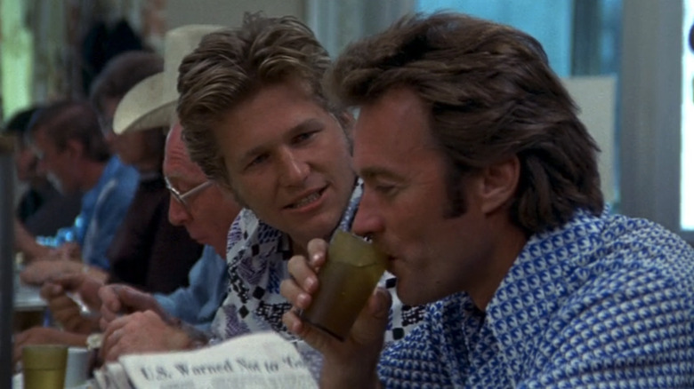Thunderbolt al lui Clint Eastwood stă lângă Lightfoot al lui Jeff Bridges într-un restaurant din Thunderbolt și Lightfoot