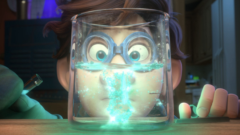 Walter Beckett de la Tom Holland se uită printr-un pahar în Spies in Disguise