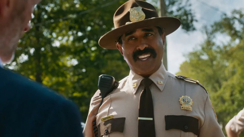 Jay Chandrasekhar ca Thorny vorbind cu cineva în afara ecranului în Super Troopers 3