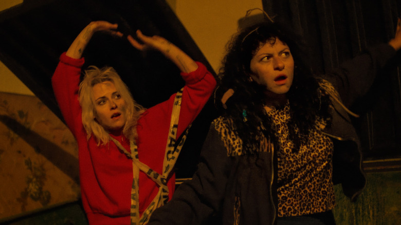 Frankie și Molly într-un tomberon din The Wrong Girls