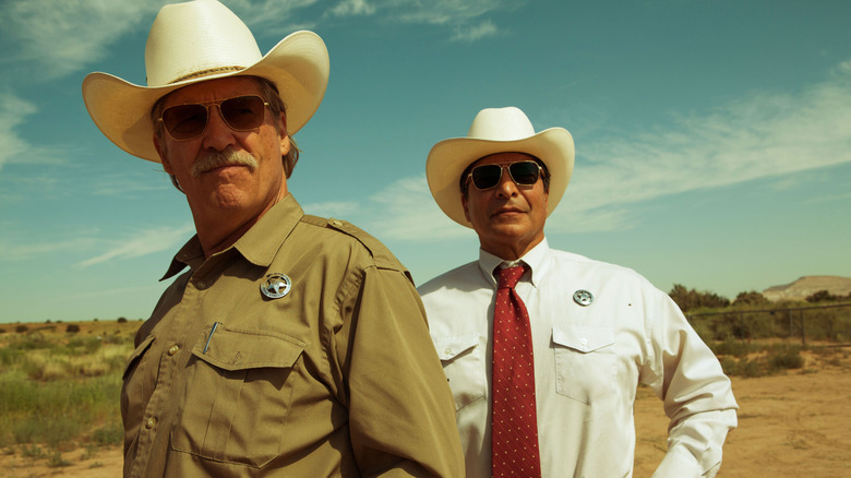 Jeff Bridges în rolul lui Marcus Hamilton și Gil Birmingham în rolul lui Alberto Parker stând într-un deșert din Iad sau High Water