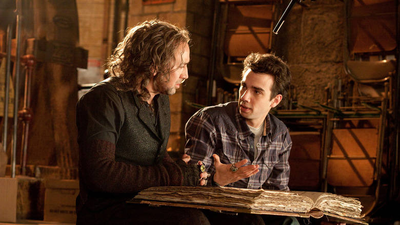 Nicolas Cage în rolul lui Balthazar Blake stând lângă Jay Baruchel în rolul lui Dave Stutler în The Sorcerer's Apprentice