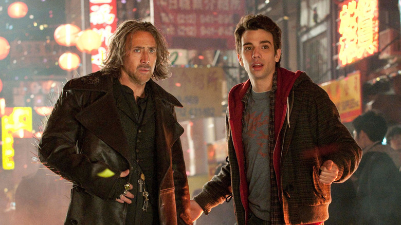 Nicolas Cage în rolul lui Balthazar Blake stând alături de Jay Baruchel în rolul lui Dave Stutler pe stradă în The Sorcerer's Apprentice