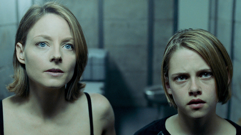 Jodie Foster în rolul Meg Altman și Kristen Stewart în rolul Sarah Altman se așează în Panic Room