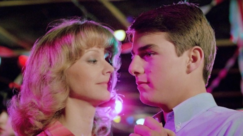 Shelley Long ca Kathy și Tom Cruise ca Woody se întâlnesc într-un club din Losin' It