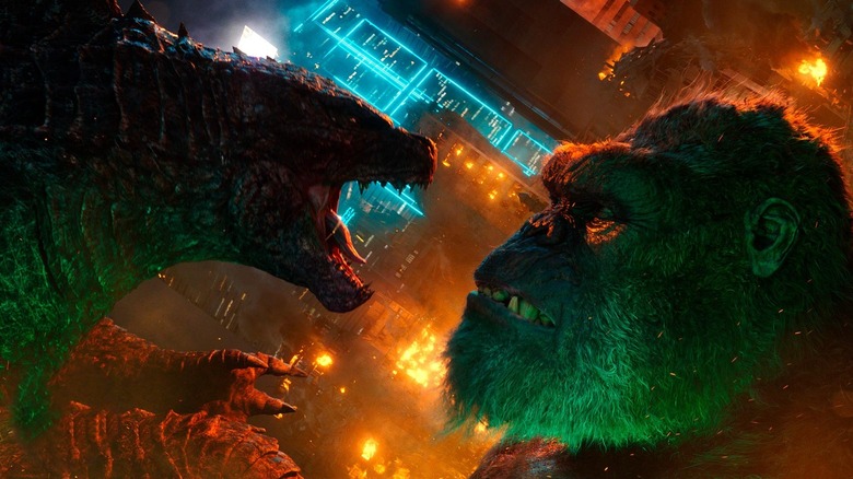Godzilla urlând în fața lui Kong în Godzilla vs. Kong