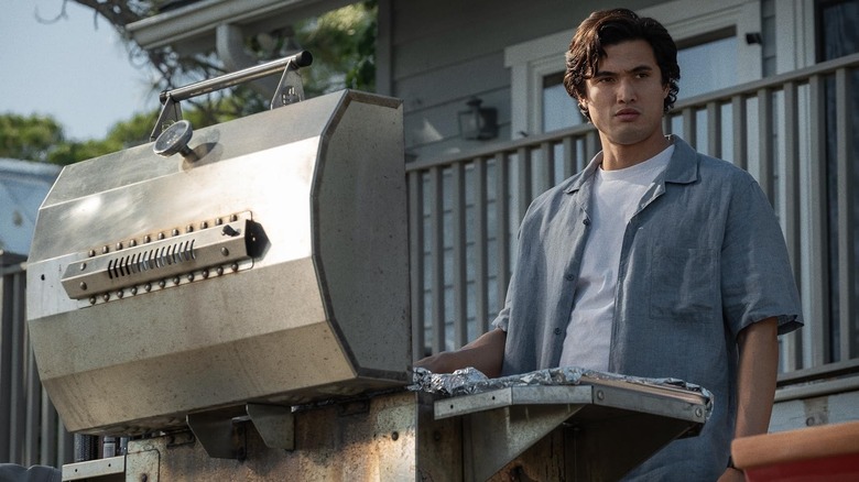 Charles Melton în rolul lui Joe Yoo care gătește mâncare folosind un grătar în mai decembrie