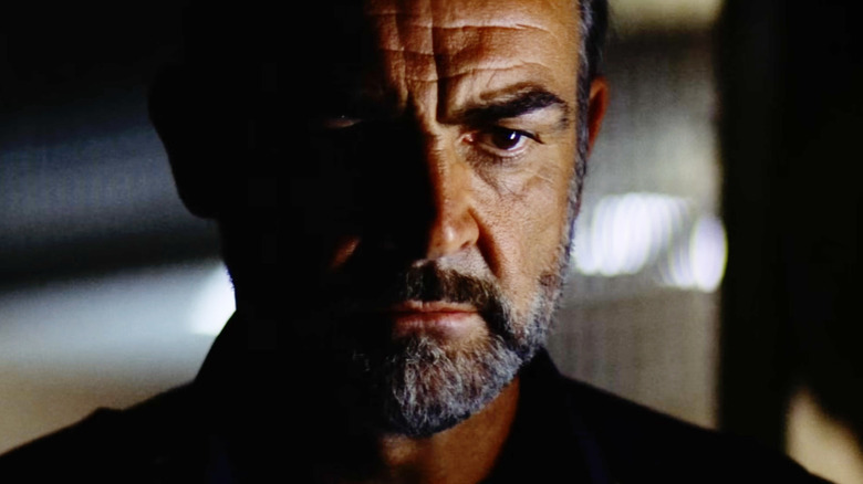 Sean Connery ca William O'Niel stând în umbră în Outland