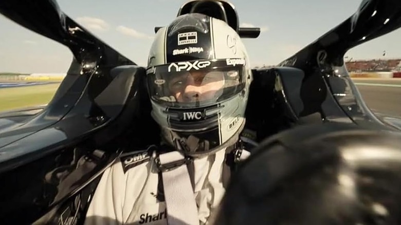 Brad Pitt în rolul lui Sonny în cabina mașinii sale în F1: The Movie