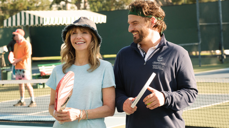 Jake Johnson în rolul lui Dustin Boyd și Mary Steenburgen în rolul lui Candace sunt perfectiunea pickleball în The Dink