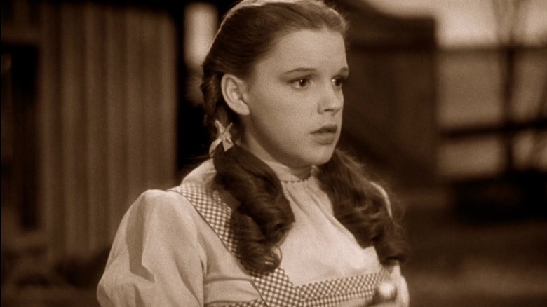 Dorothy la ferma ei din Kansas în Vrăjitorul din Oz