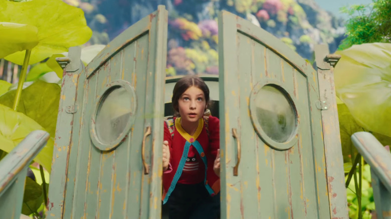 Billie Gadsdon ca Fran care iese prin ușile verzi din The Magic Faraway Tree