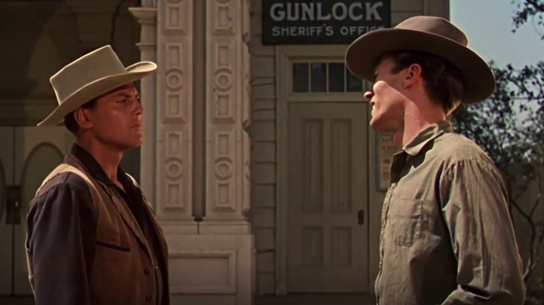 Șeriful lui John Agar, Bill Jorden, stă în fața lui Clint Eastwood, Tom the ranch, pe o stradă din Star in the Dust