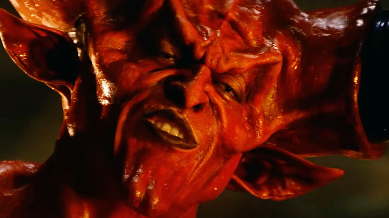 Tim Curry ca Darkness zâmbind cu încredere în Legend