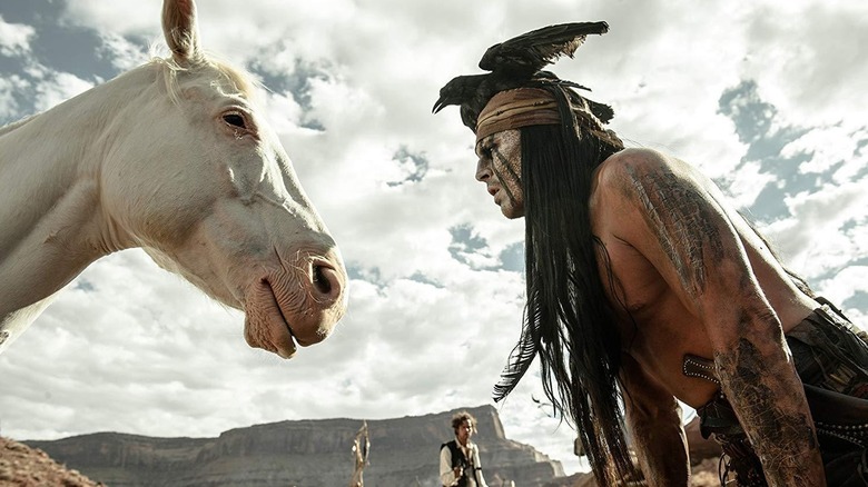 Johnny Depp în rolul lui Tonto privind un cal în The Lone Ranger (2013)
