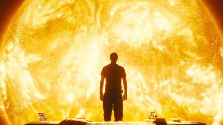 Chris Evans în rolul lui James Mace privind soarele în Sunshine