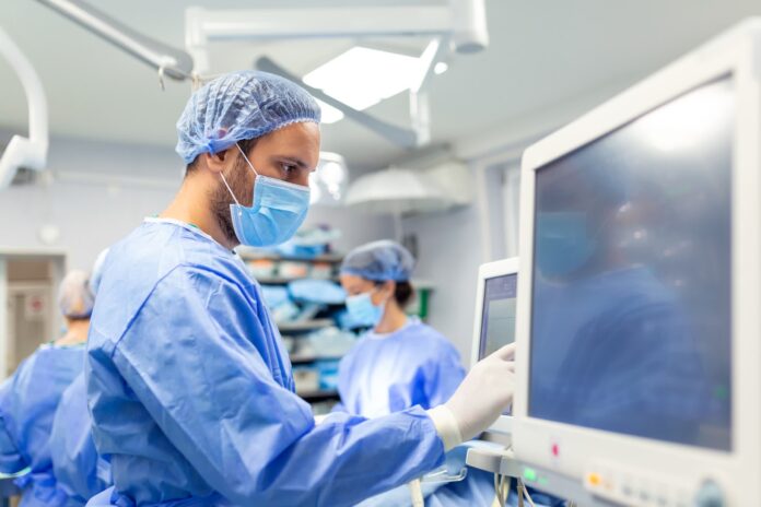 Pentru prima dată, AI ghidează chirurgii printr-o operație de tumoră For the first time, AI guides surgeons through a brain tumor operation