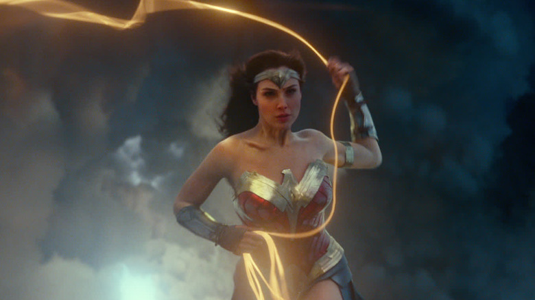 Gal Gadot ca Wonder Woman care își balansează lazoul pe cer în Wonder Woman 1984