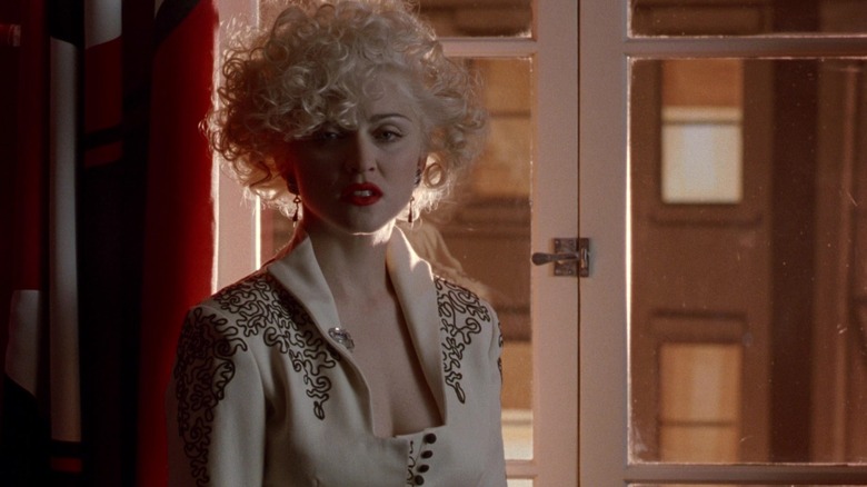 Breathless Mahoney stând lângă o fereastră în Dick Tracy