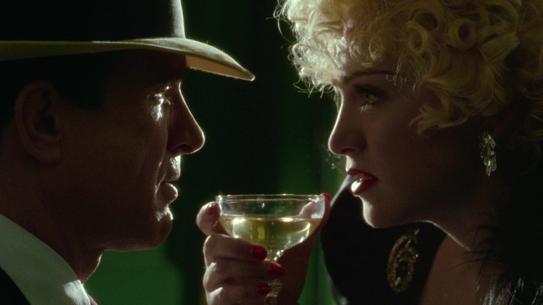Dick Tracy și Breathless Mahoney foarte aproape la un cocktail în Dick Tracy