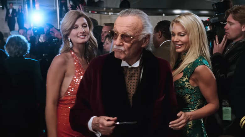 Stan Lee în rolul lui Hugh Hefner în cameo-ul său din Iron Man