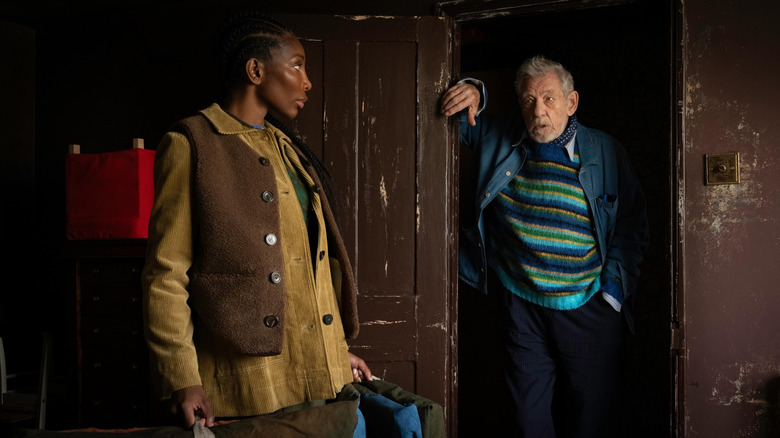 Ian McKellen în rolul lui Julian Sklar stând lângă o uşă, vizavi de Michaela Coel în rolul lui Lori Butler în The Christophers