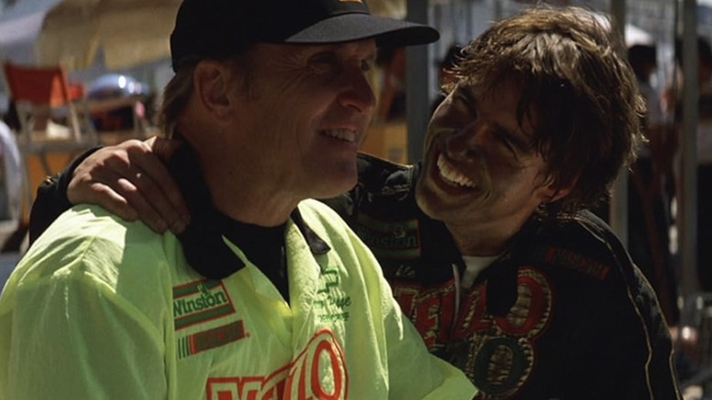 Robert Duvall în rolul lui Harry Hogge și Tom Cruise în rolul lui Cole Trickle sărbătoresc victoria în Days of Thunder