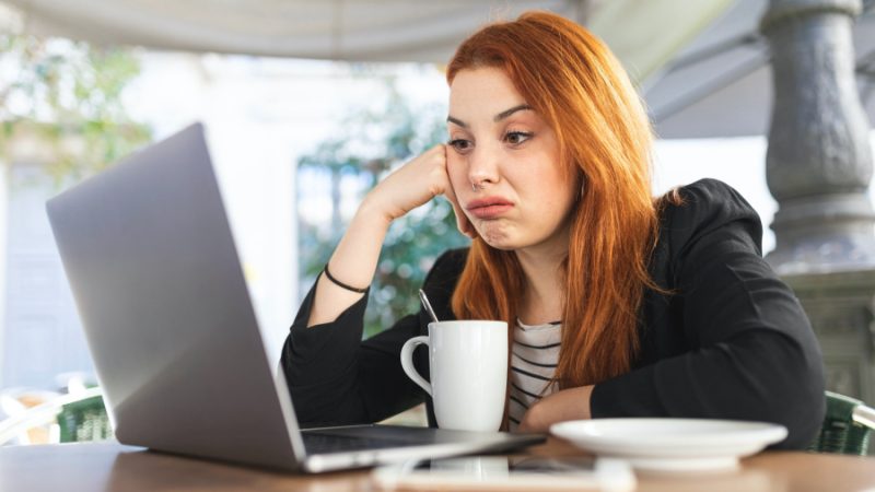 Ecranul laptopului afișează bloatware Windows 11 și pictograme pentru software-ul producătorului care aglomerează desktopul