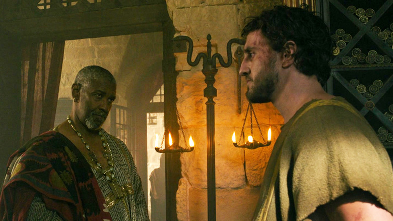 Denzel Washington în rolul lui Macrinus îl privește pe Paul Mescal în rolul lui Lucius în Gladiator II