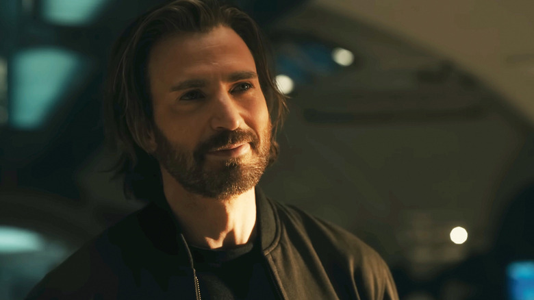 Chris Evans zâmbește în prim-plan în Avengers Doomsday.jpg