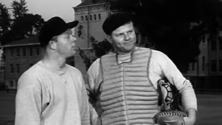 Schmidt al lui Alan Hale Jr stă lângă Isabell lui Bill Murphy în It Happens Every Spring