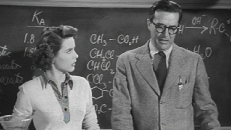 Prof. Vernon K. Simpson de la Ray Milland stă lângă Deborah Greenleaf a lui Jean Peters într-o sală de clasă din It Happens Every Spring