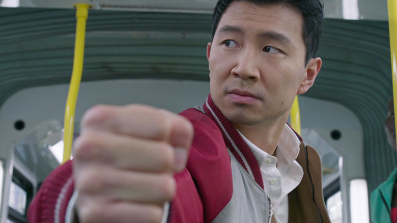 Simu Liu ca Shang-Chi care face un pumn într-un autobuz în Shang-Chi și Legenda celor zece inele