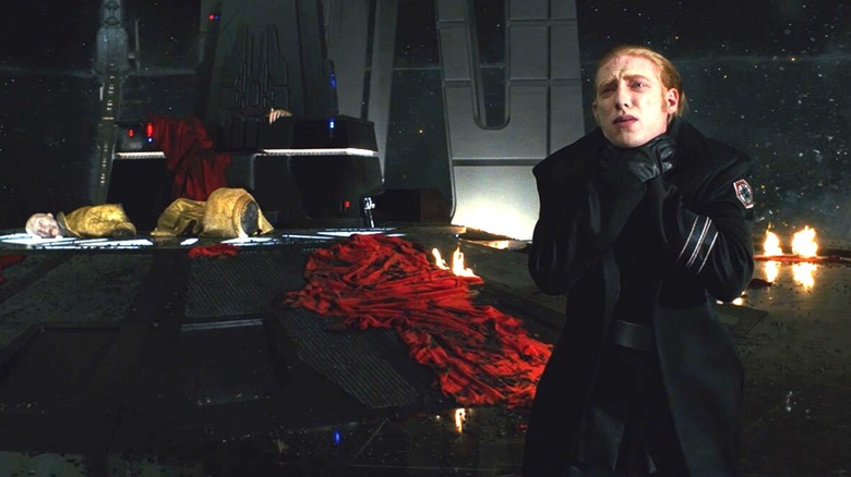 Domhnall Gleeson în rolul lui Hux fiind înecat Forța în sala tronului lui Snoke în Star Wars: The Last Jedi