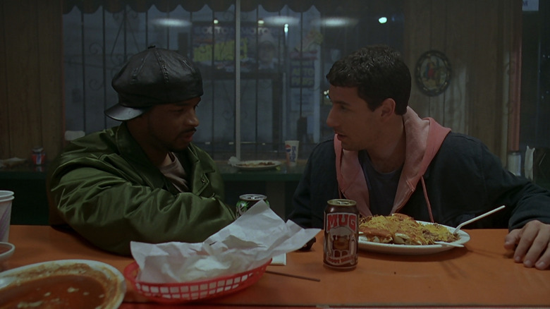 Detectivul Jack Carter al lui Damon Wayans stă alături de Archie Moses al lui Adam Sandler într-un restaurant din Bulletproof