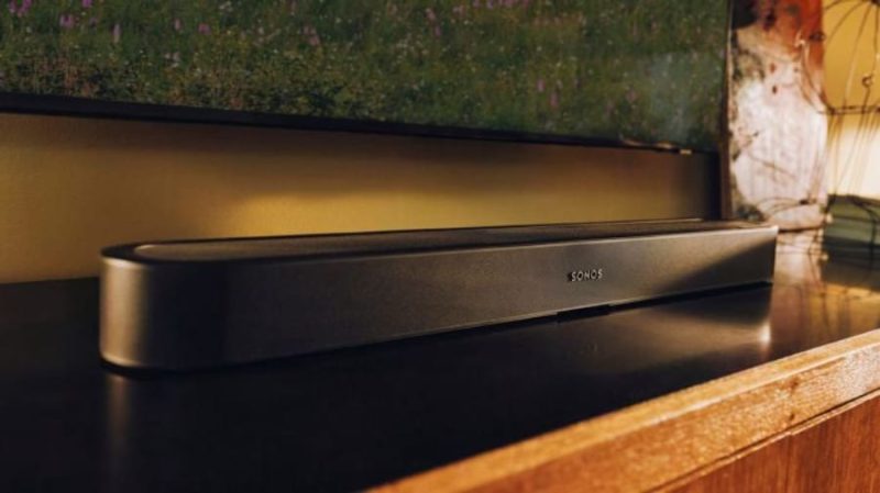 Sonos Beam Ultra conduce la reîmprospătarea barei de sunet și a căștilor 2 Soundbar Sonos Beam Ultra și căștile Ace Ultra sunt afișate împreună pe un fundal simplu