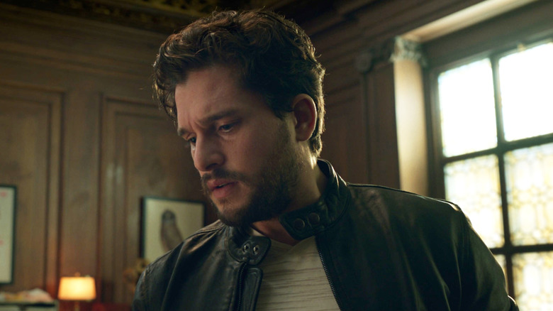 Kit Harington în rolul lui Dane care se uită la Ebony Blade în scena post-credite Eternals