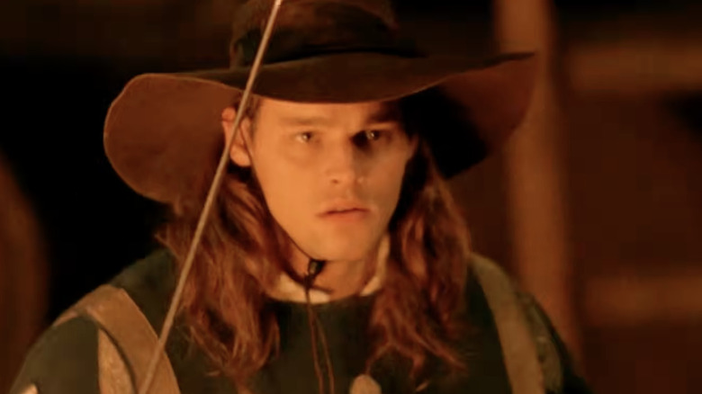 D'Artagnan ținând sabia în The Musketeer