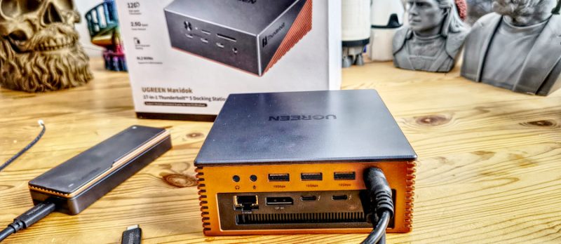Lexar Dock strânge 22 de porturi într-un singur Thunderbolt 5 Hub 2 Dock Lexar PexarBolt Ultra TBT5 care își arată ecranul tactil și cadranul rotativ pe un birou
