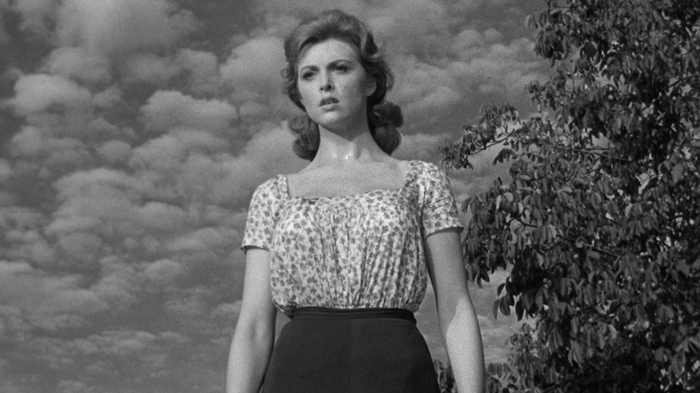 Tina Louise ca Griselda Walden privind în jos îngrijorată în Micul Acre al lui Dumnezeu
