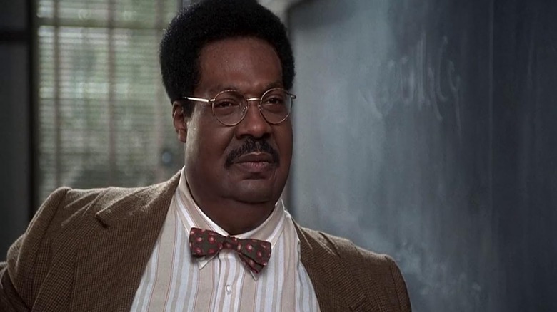 Eddie Murphy în rolul lui Sherman Klump stând lângă o tablă în The Nutty Professor