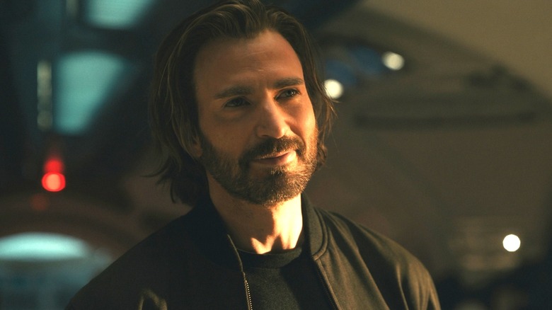 Chris Evans în rolul lui Steve Rogers zâmbind în Avengers: Doomsday