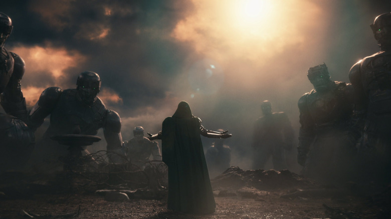 Robert Downey Jr. în rolul doctorului Doom care formează o armată de santinel în Avengers: Doomsday