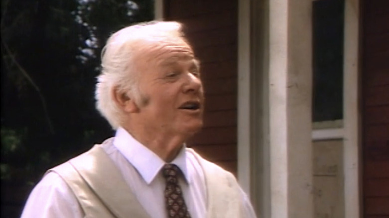 Doc Kaminsky al lui Alan Hale Jr. este văzut stând afară în The Red Fury