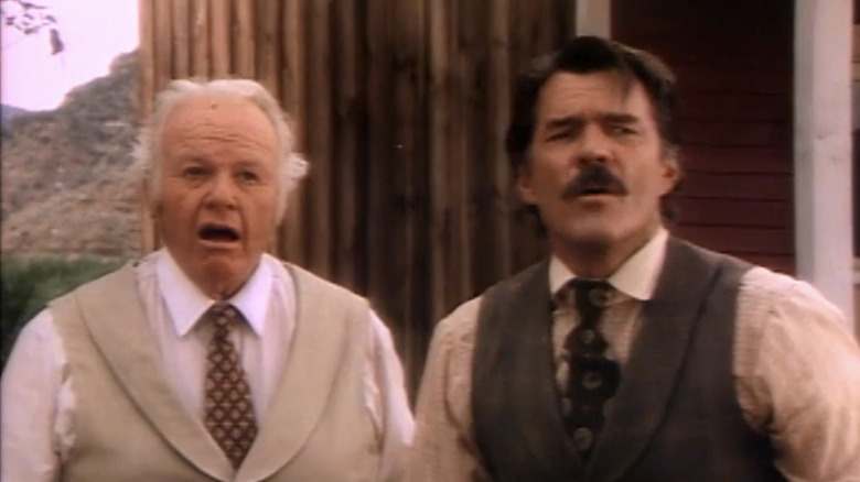 Doc Kaminsky de la Alan Hale Jr. stă lângă Bill lui Cal Bartlett afară în The Red Fury