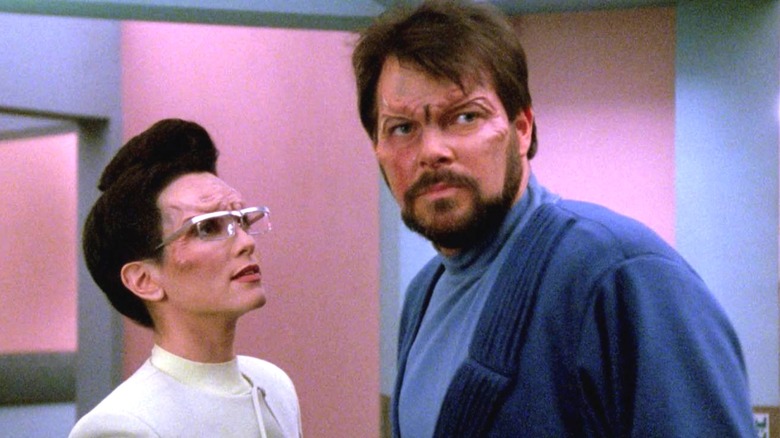 Lanel se uită cu admirație la Riker din Star Trek: The Next Generation