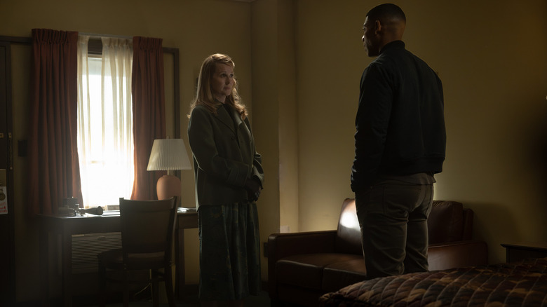 Lianna din Laura Linney stă într-o cameră de motel, vizavi de John Stewart al lui Aaron Pierre, în Lanterns