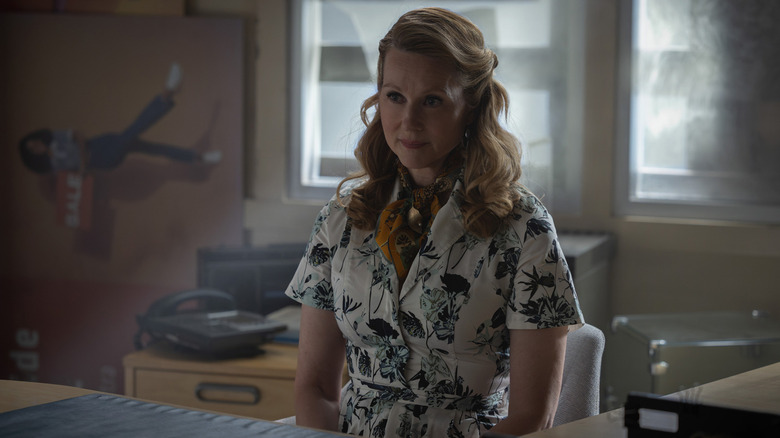 Lianna a lui Laura Linney stă într-o cameră de motel din Lanterns