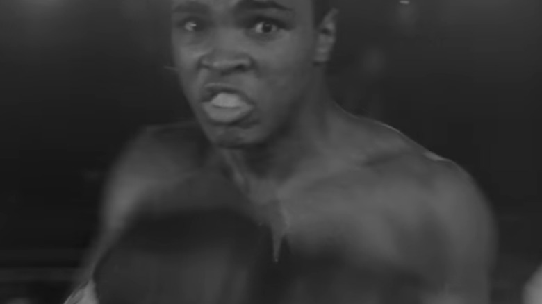 Pe Muhammad Ali l-am văzut în prim-plan în timp ce boxează în Requiem pentru o greutate grea